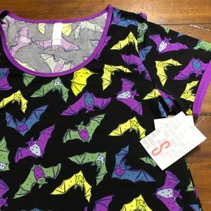 NWT small lularoe bat classic tee